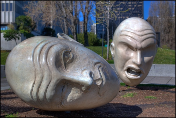 Two-Heads-Artwork-At-The-Embarcadero-5591x3740